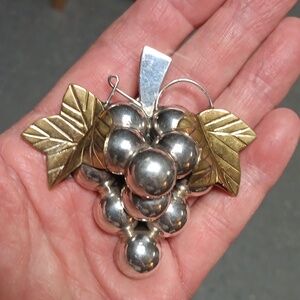 VTG TAXCO LARGE GRAPE LEAF BROOCH/PENDANT